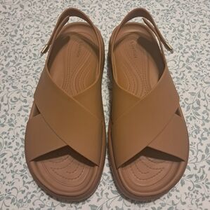Crocs Brooklyn Luxe Cross Strap Sandal, Size 9